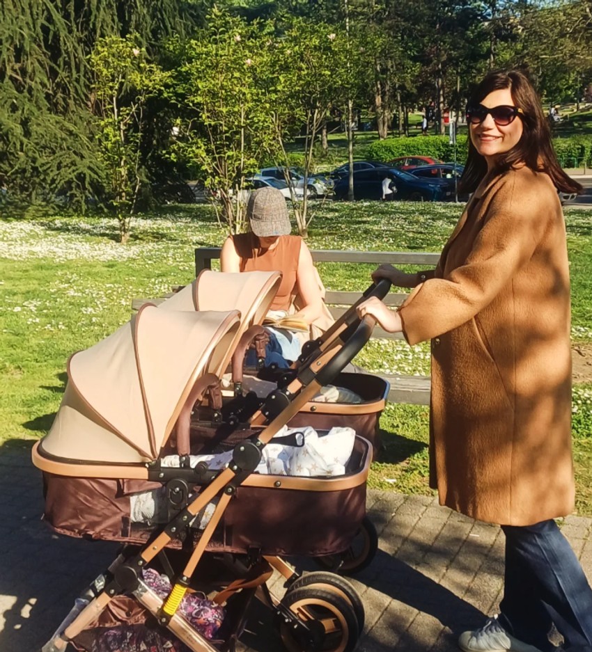 Sofija Juričan sa decom i mužem u šetnji 
