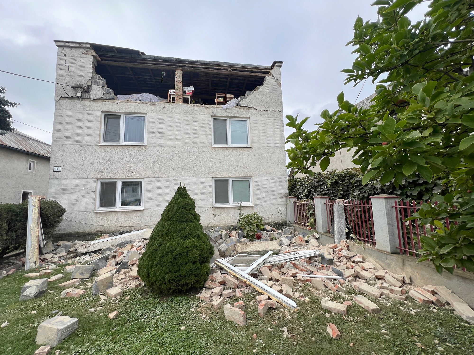 V obci Ďapalovce rátajú škody po zemetrasení.