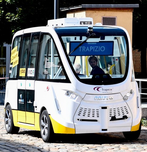 W Dreźnie trwają testy autonomicznego autobusu Navya Arma DL4 (zwany 'Trapizio'), który został zbudowany w Lyonie we Francji. Trasa jest mierzona i kontrolowana za pomocą GPS oraz zintegrowanego licznika odległości połączonego z tachometrem.