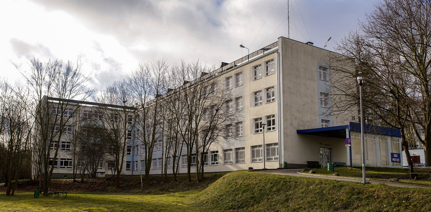 Zginął pacjent gdańskiego szpitala psychiatrycznego na Srebrzysku. Mężczyzna spadł lub zeskoczył z komina