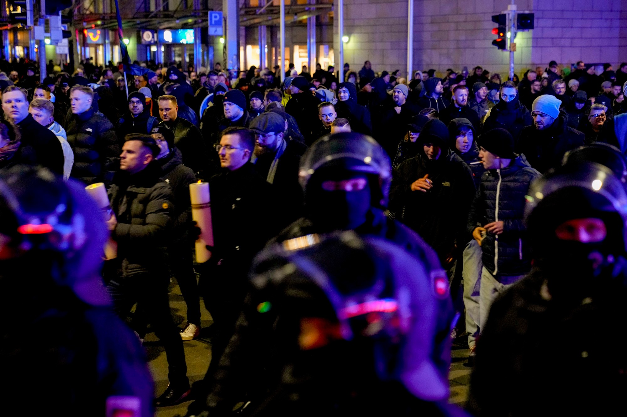 Stovky ľudí vytvorili v Magdeburgu živú reťaz na pamiatku obetí piatkového útoku autom na vianočné trhy v tomto nemeckom meste.
