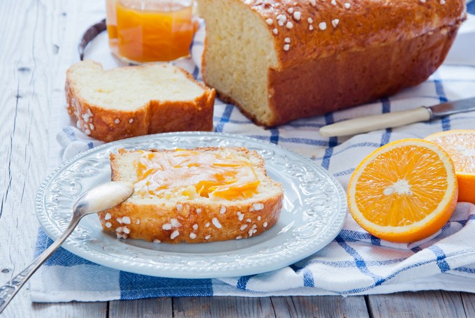 Húsvéti recept: puha mandulás kalács házi narancsmártással