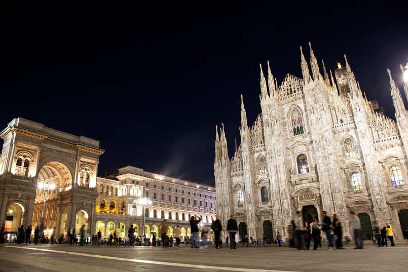 W samym sercu Mediolanu znajduje się słynny plac del Duomo, który swoją nazwę zaczerpnął od znajdującej się tutaj bazyliki - prawdziwej perły architektonicznej tej części Włoch. Tuż obok świątyni usytuowany jest Palazzo Reale. Ogromny kompleks stanowi w rzeczywistości połączenie wielu mniejszych zabytkowych gmachów, z których wiele ma naprawdę długą historię. Należy do nich m.in. Corte Vecchia. Chlubą rezydencji są przede wszystkim jej dawni lokatorzy, a przede wszystkim Leonardo da Vinci, który otrzymał dom od swojego możnego protektora. Artysta zorganizował tu swoją pracownię, a w komnatach powstawały jedne z jego najważniejszych dzieł. W tym roku mediolańczycy postanowili uczcić pamięć genialnego humanisty. Właśnie w Palazzo Reale z okazji rocznicy urodzin Leonarda zorganizowana zostanie największa we Włoszech wystawa jego dorobku. Muzeum ściągnęło znane obrazy, rysunki, manuskrypty i plany nie tylko z krajowych galerii, ale także m.in. z Paryża czy Nowego Jorku. To wspaniała okazja, żeby zobaczyć "Człowieka Witruwiańskiego" czy "Kodeks Atlantycki" i by przekonać się, jak wszechstronnie uzdolnionym twórcą był da Vinci. Wystawę będzie można odwiedzić od 15 kwietnia do 19 lipca.