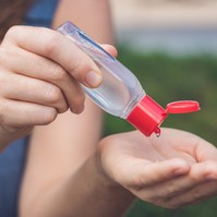 Kézfertőtlenítő: valójában ennyit kellene használni belőle