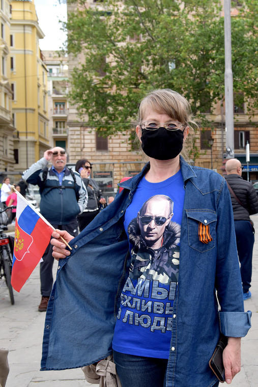 Rosjanka w koszulce przedstawiającej Putina z napisem: "najmilsza osoba", Rzym, 8 maja 2022 r.