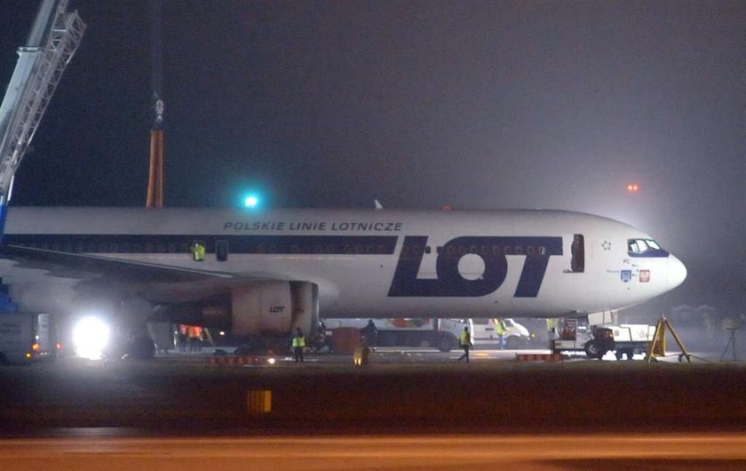 Boeing 767 stoi już na kołach! ZDJĘCIA