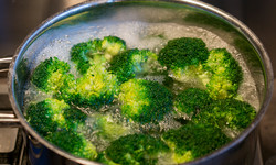 Ile gotować brokuła, żeby zachować jego wartości? Ważna jest technika
