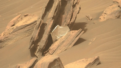 Újabb Mars-rejtély? A NASA marsjárója a sziklák közé ékelődött ezüst tárgyat fotózott