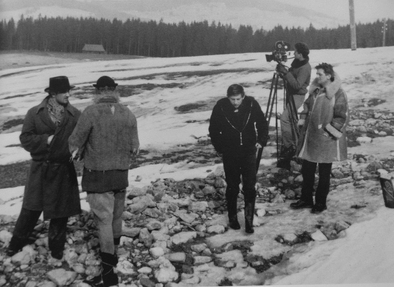 Zdjęcie zrobione w trakcie kręcenia filmu "Ssaki" w reż. Romana Polańskiego. Zakopane, 1962 r.