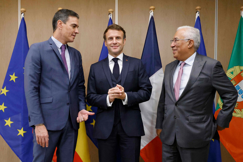 Premier Hiszpanii Pedro Sanchez, prezydent Francji Emmanuel Macron i premier Portugalii Antonio Costa w Brukseli. 20 października 2022 r. 