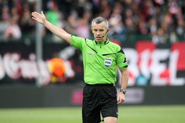 PZPN zawiesił znanego arbitra. Bo... uderzył piłkarza