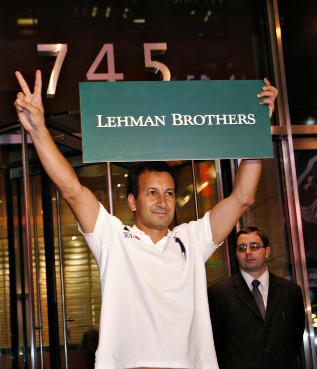 Bankructwo Lehman Brothers, wrzesień 2008 r.: Mohammed Grimeh, pracownik Lehmana, trzyma logo banku opuszczając siedzibę firmy.
