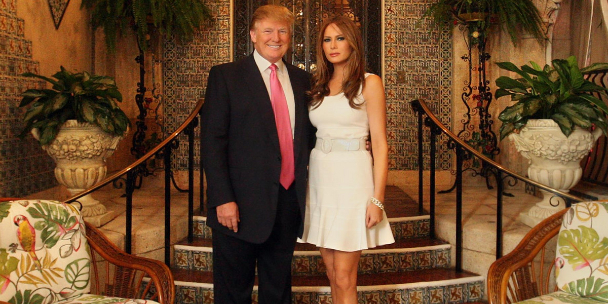 Na zdjęciu z 2011 roku: prezydent USA Donald Trump  z żoną, Melanią Trump, w rezydencji w Palm Beach  na Florydzie