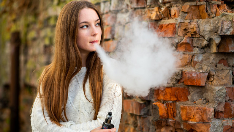 Nastolatka pali e-papierosa