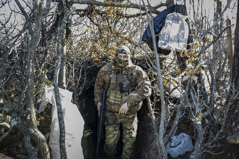 Ukraiński żołnierz w okopie w Chersoniu, Ukraina, 15 marca 2024 r.
