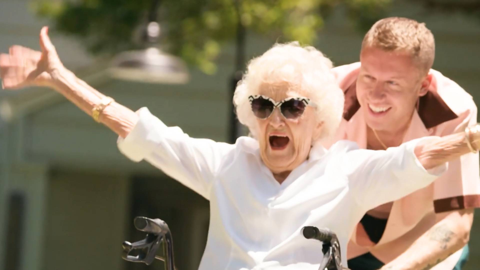 Macklemore pripravil svojej 100-ročnej babke prekvapenie: Stala sa hviezdou nového klipu