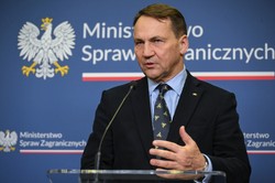 Sikorski odpowiedział na ataki Błaszczaka i Bochenka. Szef MSZ nazwał je "wyjątkowo wrednymi"