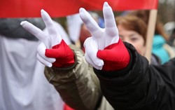 "Nie zmieniajcie nam konstytucji". Pikieta KOD przed Sejmem