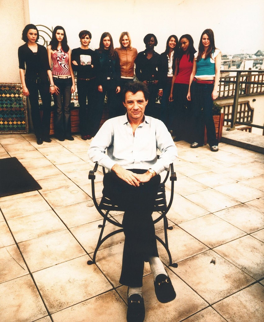 Žan Lik Brinel sa mankenekama na fotografiji iz 2001. godine