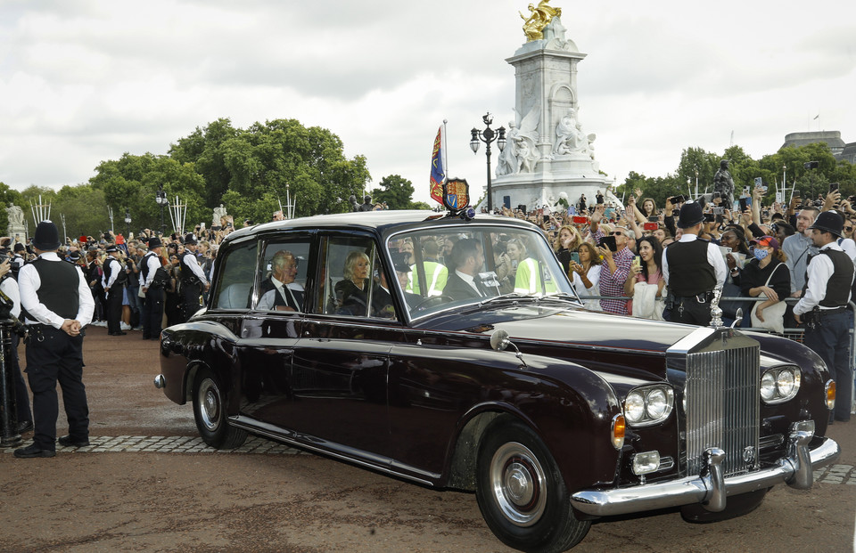 Nowy monarcha przyjechał do pałacu Buckingham, gdzie czekały na niego tłumy Brytyjczyków