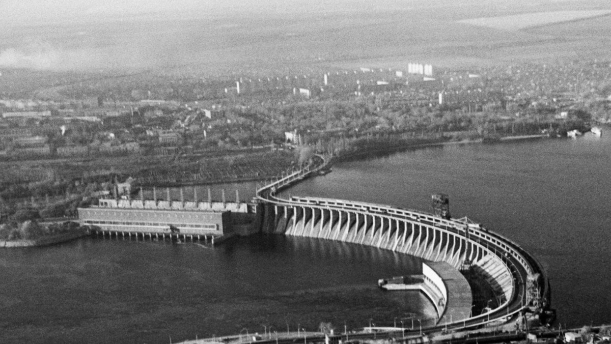 Elektrownia Kachowska nie jest pierwszą na Dnieprze, która padła ofiarą wojny. W 1941 r. radzieccy dowódcy nakazali zniszczenie elektrowni wodnej na Dnieprze i próbowali za to zrzucić winę na Niemców. Zginęły tysiące cywilów.