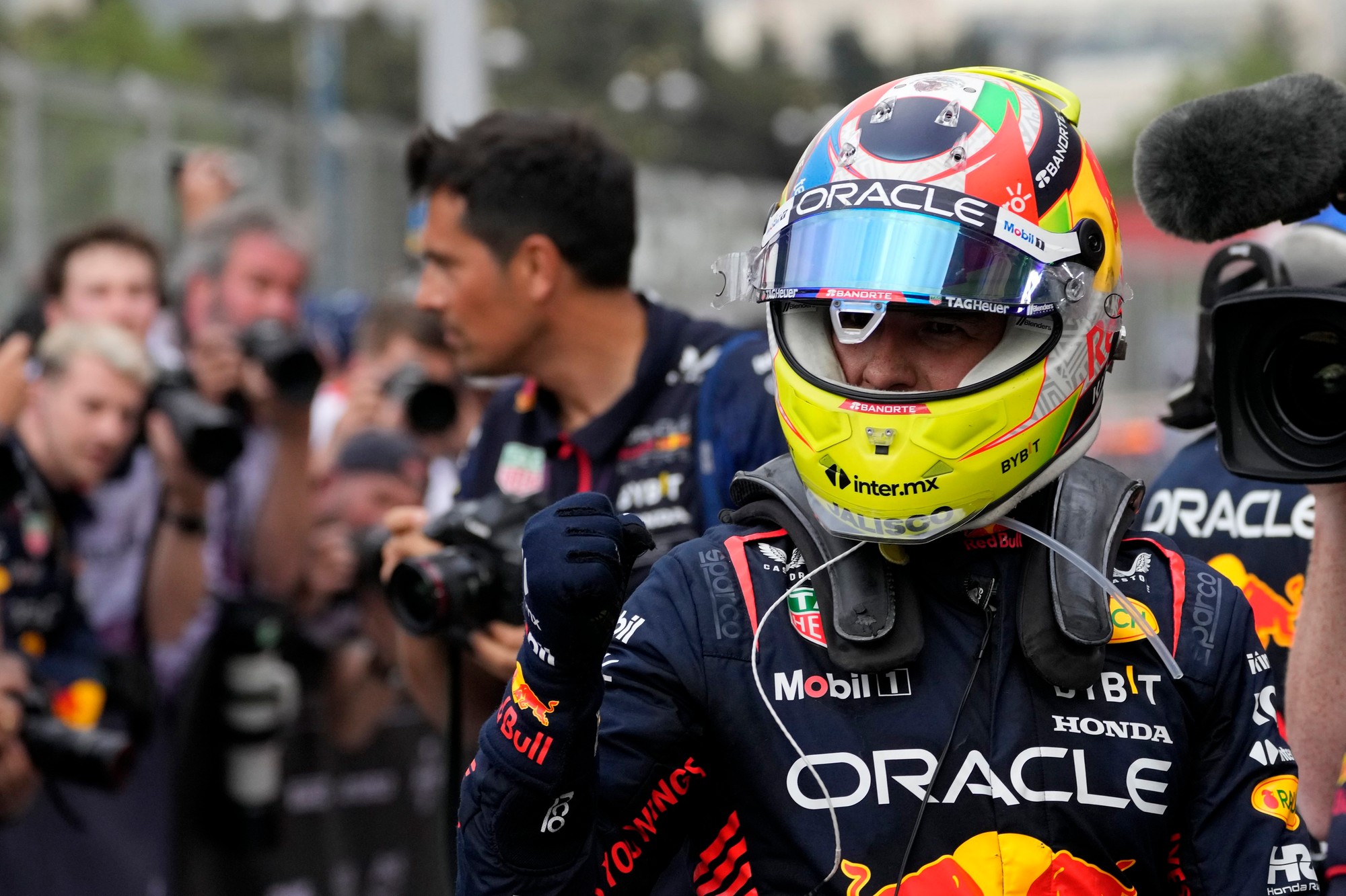 Mexický jazdec Sergio Perez (Red Bull).