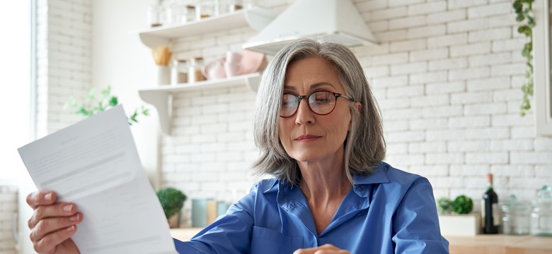 Mam 60 lat i 15 lat stażu pracy. Jaka emerytura z ZUS mi przysługuje? Kwota nie powala