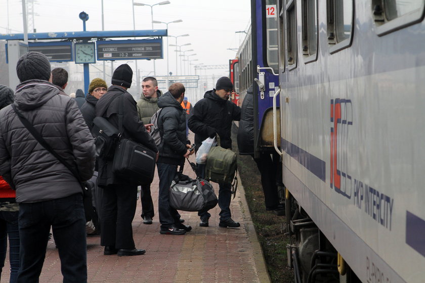 pasażerowie wsiadają do pociągu