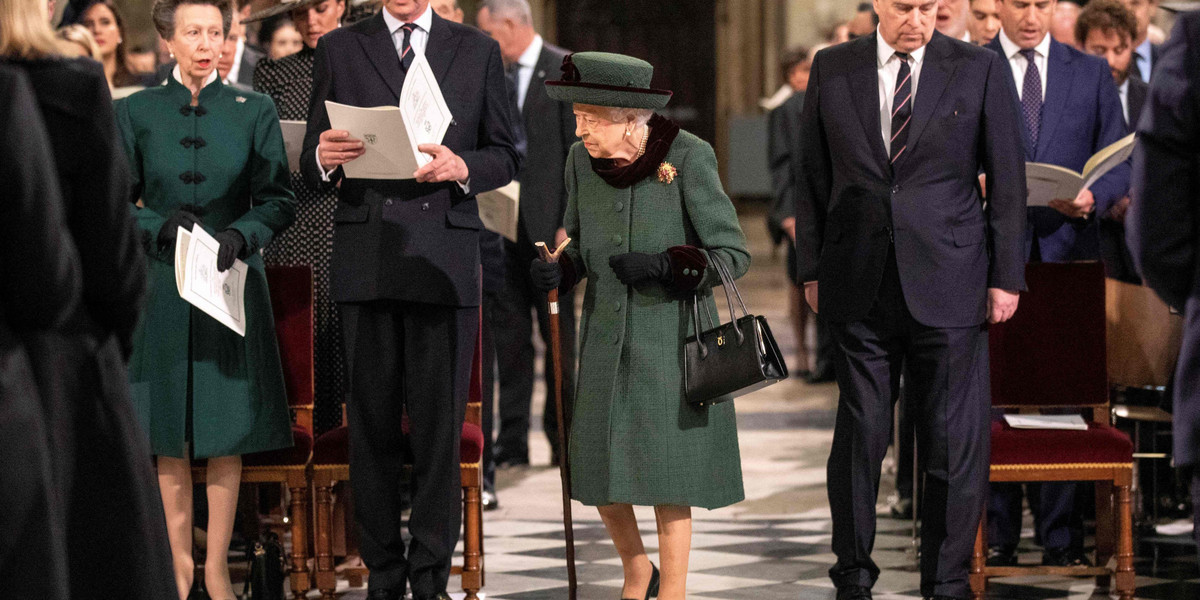 Elżbieta II na mszy ku czci męża Filipa. Jej oczy mówią wszystko