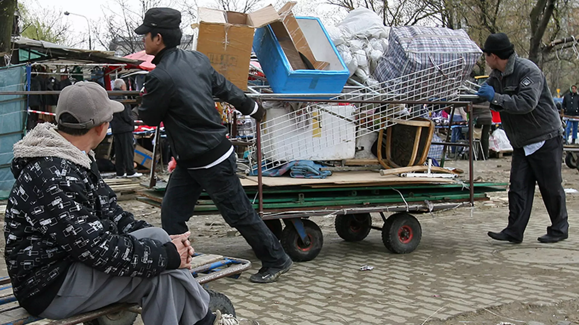 "Wietnamski dług". Pracują w Polsce za darmo, nie mają domów, są bici i molestowani