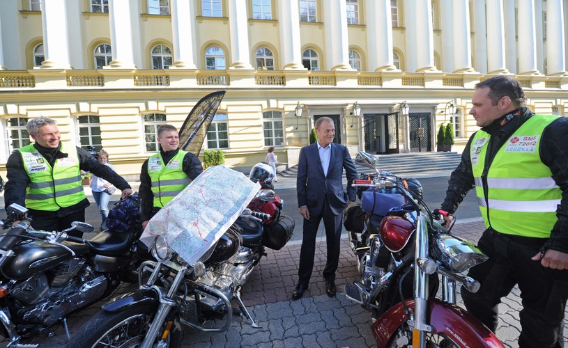 Premier Donald Tusk spotkał się z trzema motocyklistami z Łodzi, którzy wyruszyli w podróż po Polsce, by zbierać pieniądze na rehabilitację dwójki małych dzieci: Ali i Cypriana