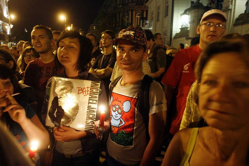 Piknik pod krzyżem przed Pałacem Prezydenckim