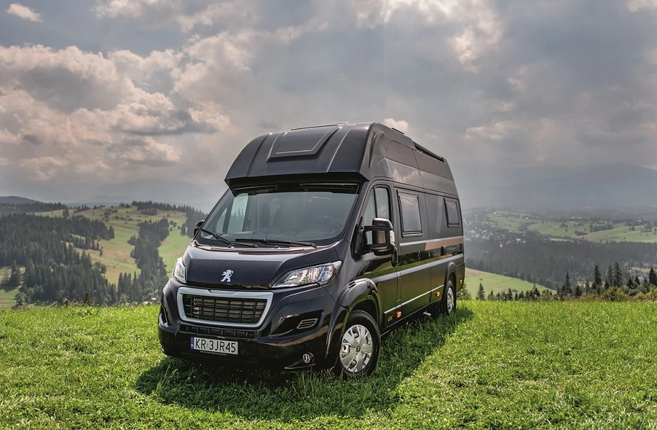 Polski Globe Traveller. Ten kampervan produkowany przez firmę Elcamp, należącą do Grupy Zasada, to polska konstrukcja na podwoziu furgonów Fiata Ducato lub Peugeota Boxera. Cieszy się dobrą opinią i wzięciem nie tylko w Polsce, ale i na innych rynkach. Jest bogato wyposażony już w wersji podstawowej, a jego cena zaczyna się od 250 tys. złotych