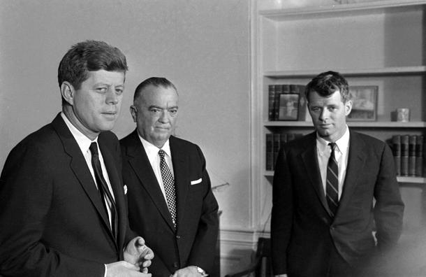 Prezydent John F. Kennedy, Edgar Hoover i prokurator generalny Robert Kennedy (brat prezydenta) w Białym Domu, 23 lutego 1961 r.