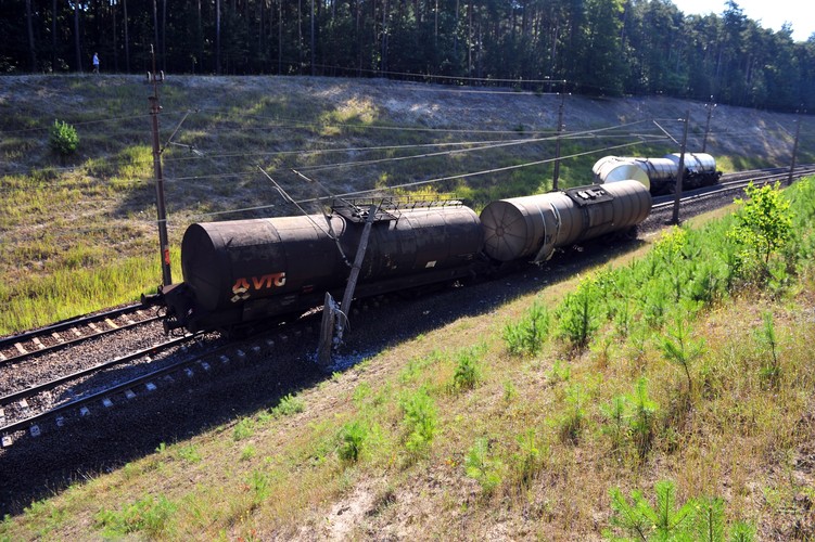 Puste cysterny pociągu, które wykoleiły się w niedzielę pomiędzy Warnowem a Lubiewem na trasie Wolin - Świnoujście