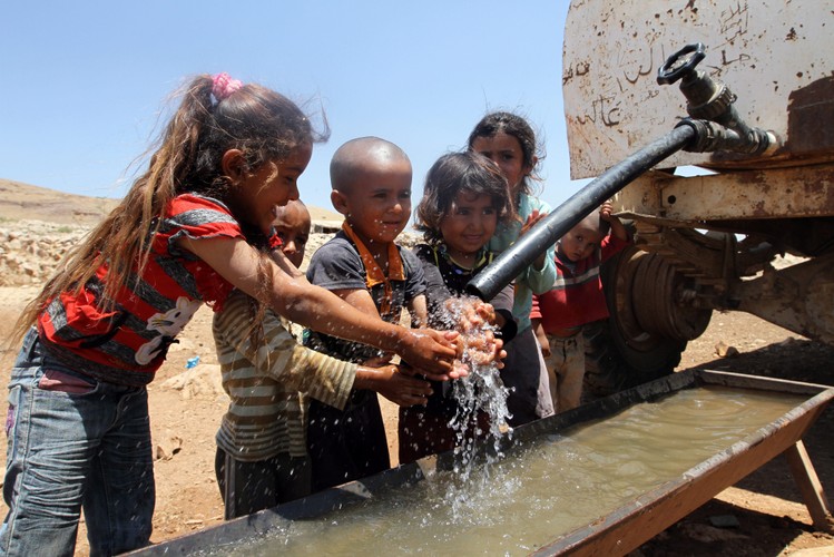 Dzieci wypędzone przez żołnierzy