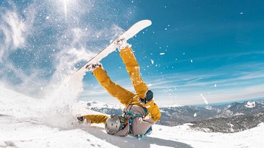 wyjazdy na stoki i do ciepłych krajów – o czym pamiętać, wybierając po