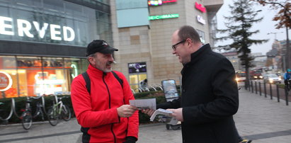 Tak Adamowicz walczy o stołek