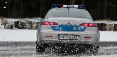 Policjanci walczyli ze śniegiem i lodem