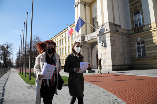 Posłanki Lewicy Agnieszka Dziemianowicz-Bąk (P) i Małgorzata Prokop-Paczkowska (L) w drodze na kontrolę poselską