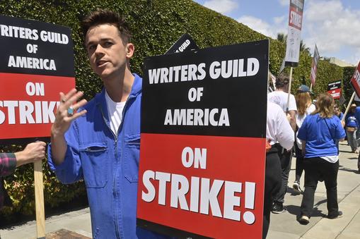 Amerykańska Gildia Pisarzy (Writers Guild of America) to dwa połączone związki zawodowe.