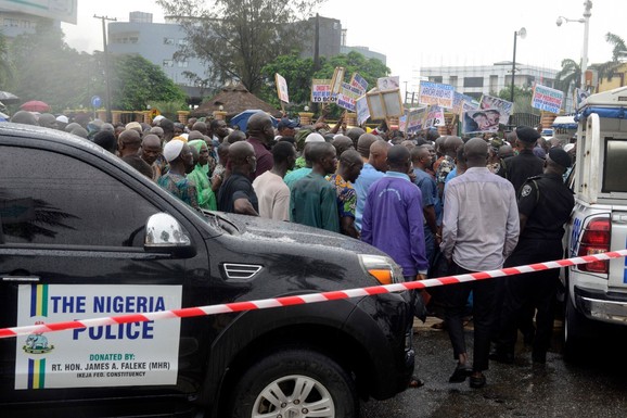 BORBENI AVION GAĐAO GRUPU EKSTREMISTA, A UBIO NAJMANJE 200 CIVILA! Horor na pijaci u Nigeriji: Propala vojna operacija, TELA razbacana po ulici