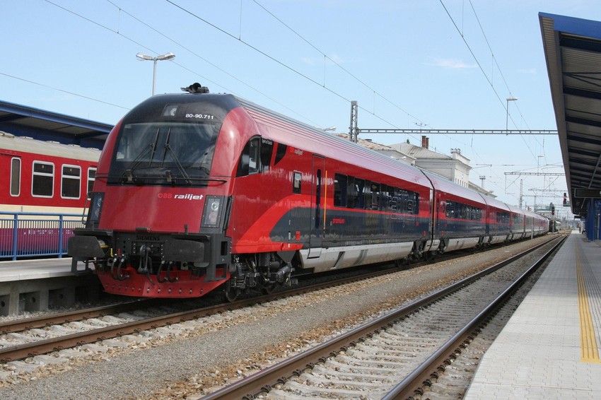 Ministar saobraćaja Alojz Ssteger, koji je zatražio hitno delovanje OeBB, istakao je da se radi o "nedopustivom stanju"