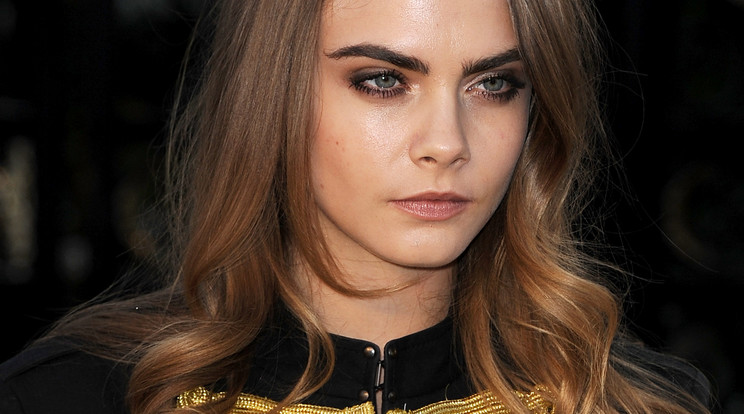 Cara Delevingne visszahozta a divatba a vastag szemöldököt / Fotó: Northfoto