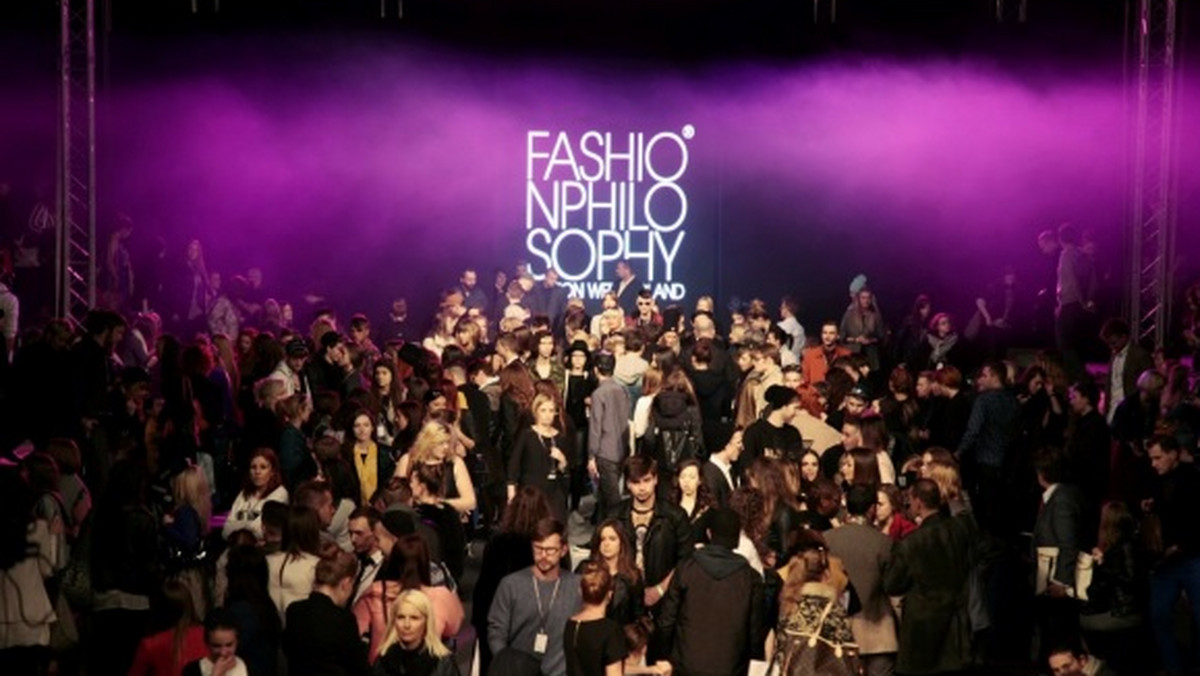 Fashion Week Poland jest wydarzeniem nie tylko dla komercyjnych marek. Awangardowi i intrygujący projektanci również znajdą tu miejsce dla swojej twórczości. Jest to przede wszystkim strefa Off Out Of Schedule, gdzie podczas każdej edycji pokazywane są intrygujące wizje przyszłości. To właśnie tu wyznaczane są trendy. Podczas zbliżającego się polskiego tygodnia mody swe awangardowe kolekcje pokażą: