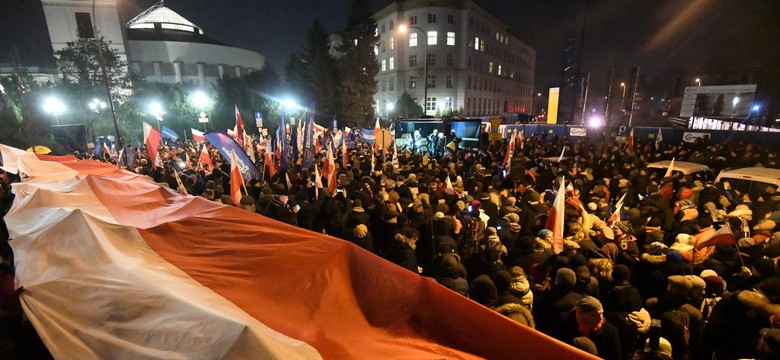 KOD protestuje przed Sejmem. Zapowiada się gorąca noc [ZDJĘCIA]