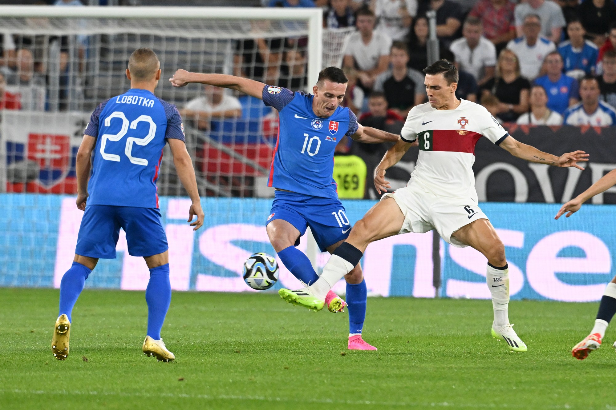 Joao Palhinha (Portugalsko) a uprostred Róbert Polievka (Slovensko).