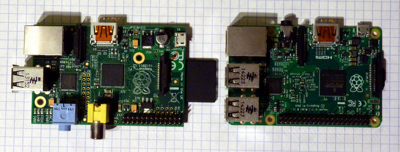 Raspberry Pi B pierwszej generacji (po lewej) ładowała system Raspbian niemal dwukrotnie dłużej niż model 2B (po prawej)