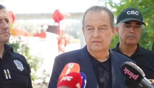 Ivica Dačić  obilazak  vatrogasnog broda 