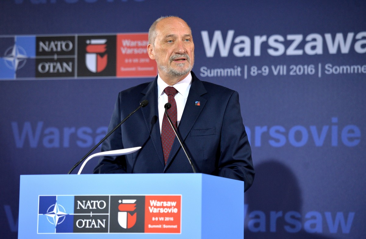 Polski minister obrony narodowej Antoni Macierewicz podczas konferencji prasowej na stadionie PGE Narodowy.